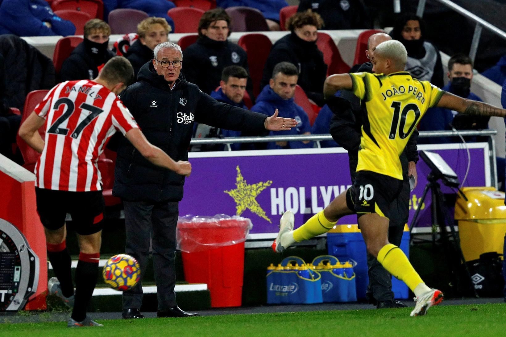 Claudio Ranieri fylgist með sínum mönnum í leiknum við Brentford …