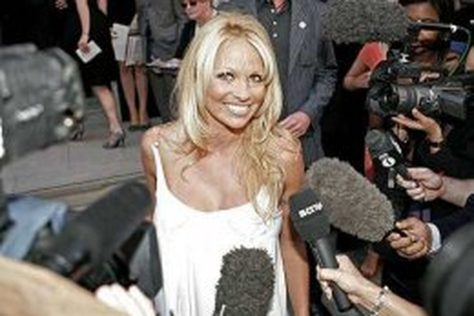 Pamela Anderson unir sér vel í sviðsljósi fjölmiðlanna.