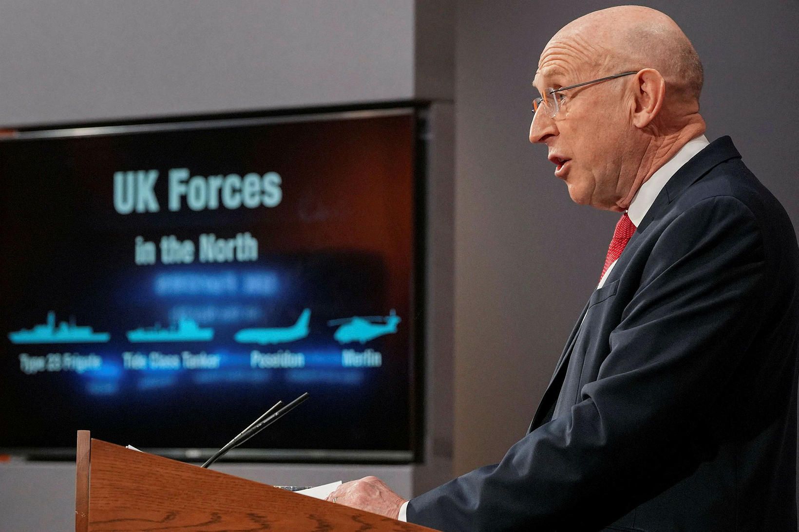 Bretar fylgdu þremur rússneskum kafbátum eftir