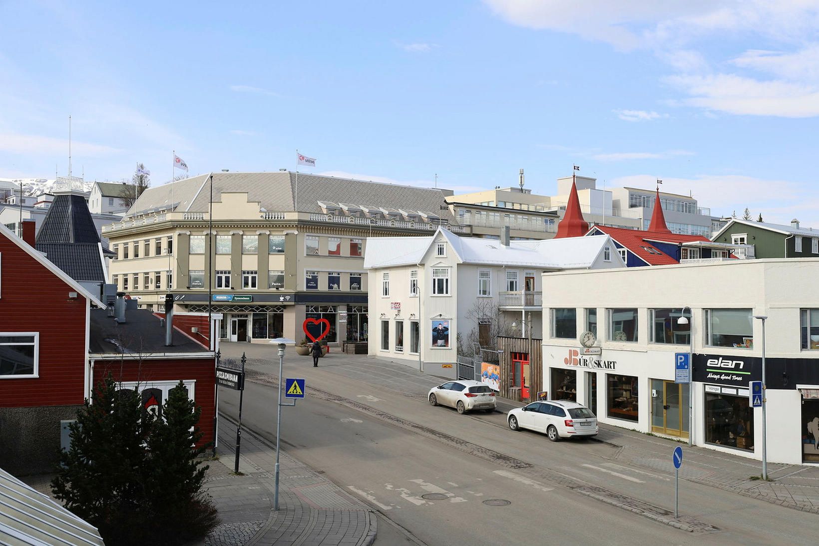 Aðgerðir standa yfir í miðbæ Akureyrar.