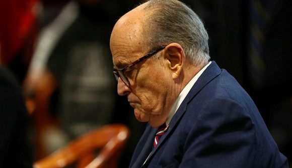 Trump heldur eftir greiðslum til Giuliani
