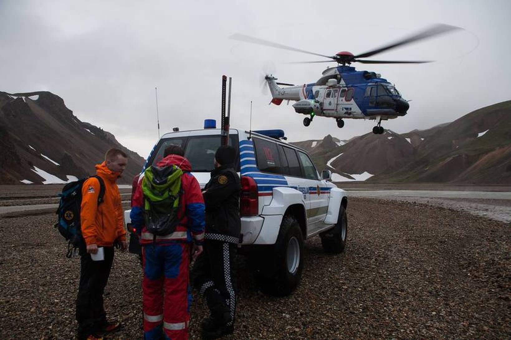 Björgunarsveitarmenn á vettvangi við Sveinsgil. Þyrla Landhelgisgæslunnar aðstoðar við leitina.