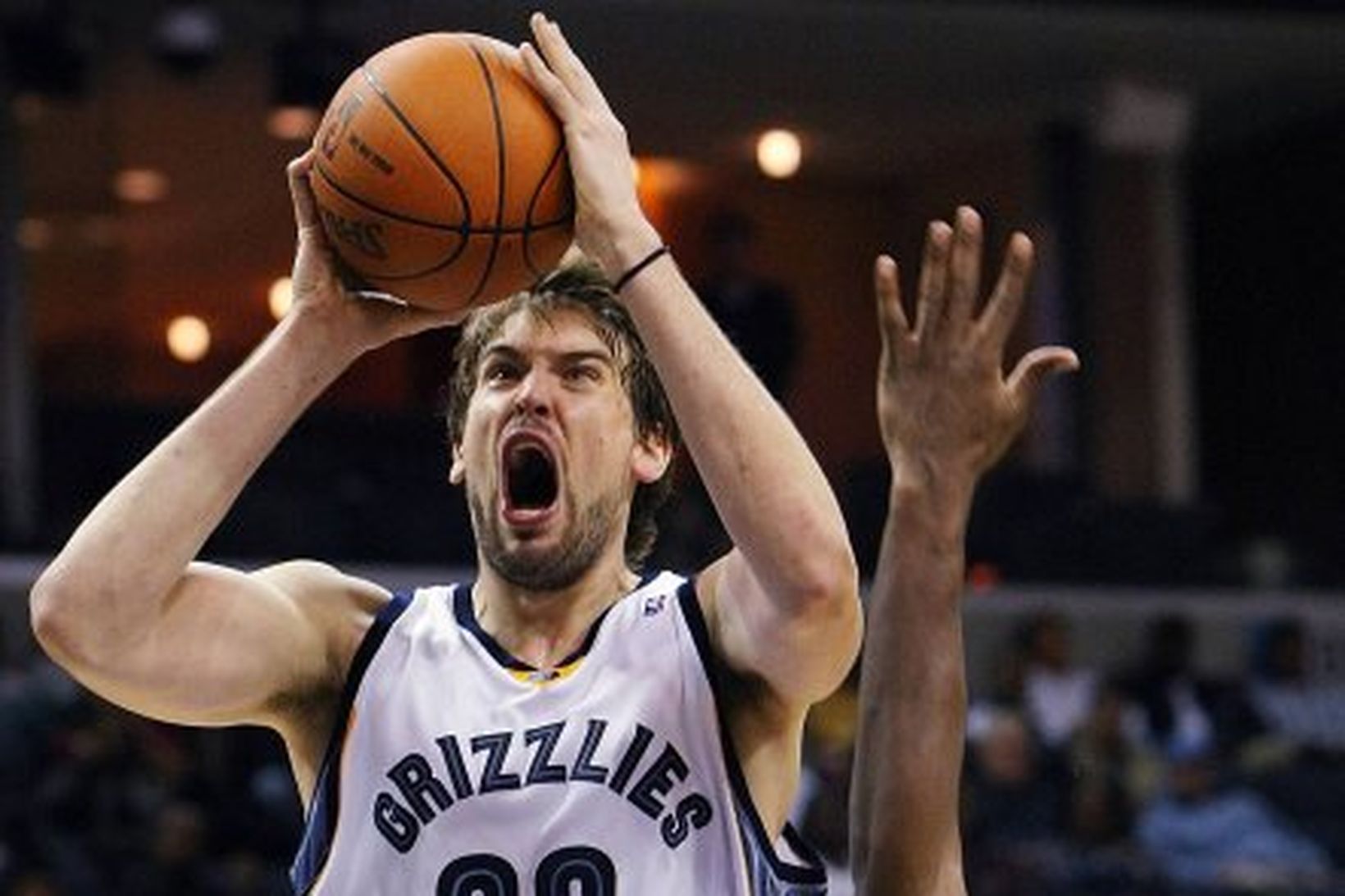 Marc Gasol skorar fyrir Memphis gegn Toronto í leik liðanna …