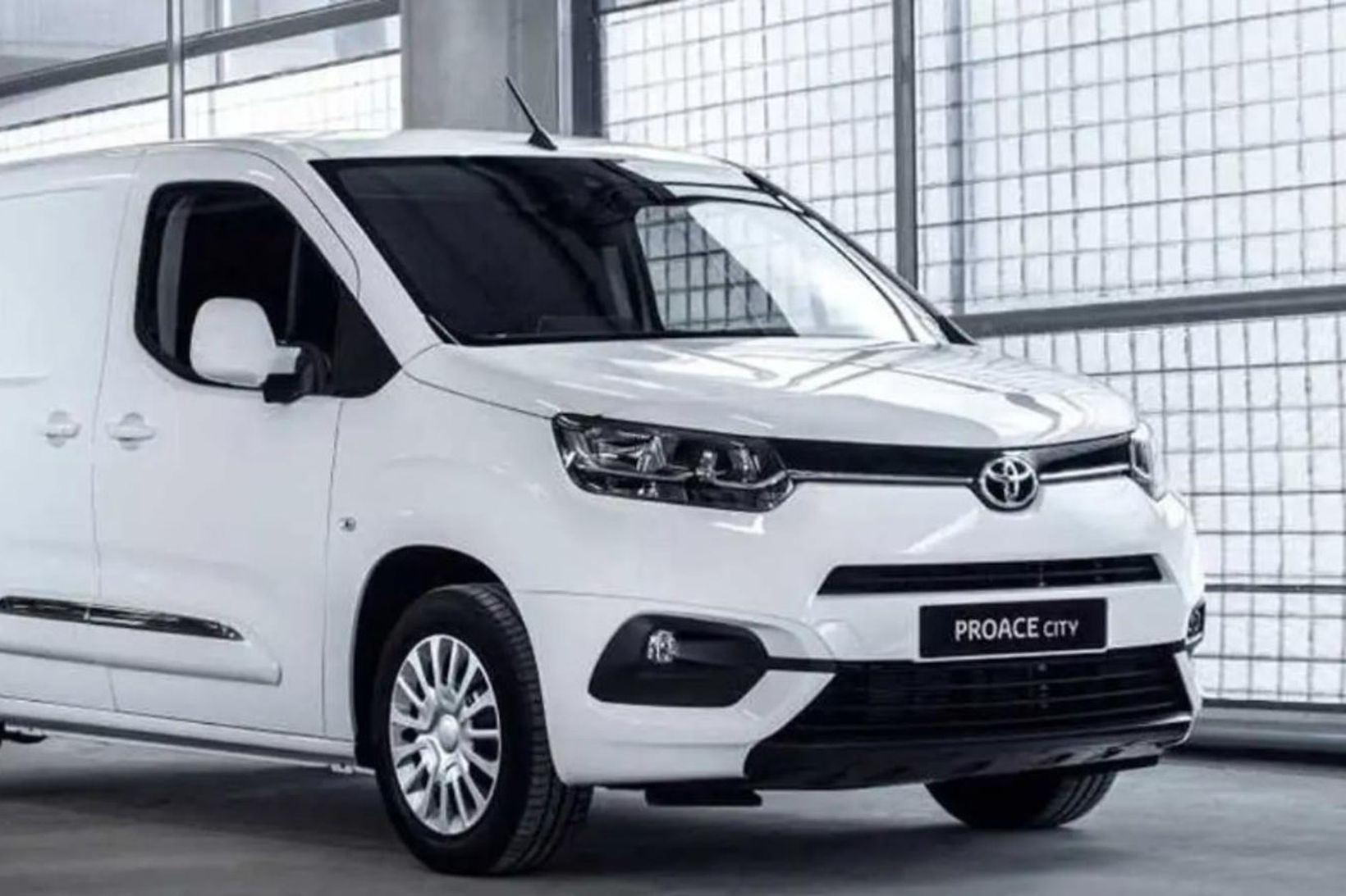 Bíllinn var af gerðinni Toyota Proace.