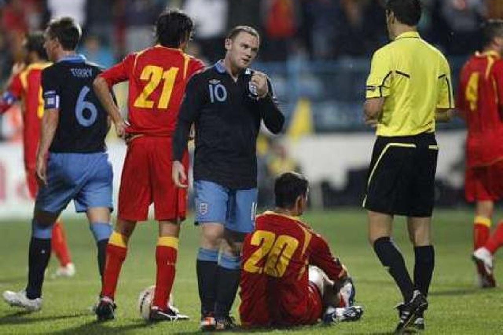 Rooney fékk að líta rauða spjaldið hjá dómaranum í gær.