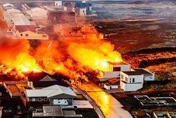 Hraun ann yfir íbúðarhús í Grindavík í janúar.