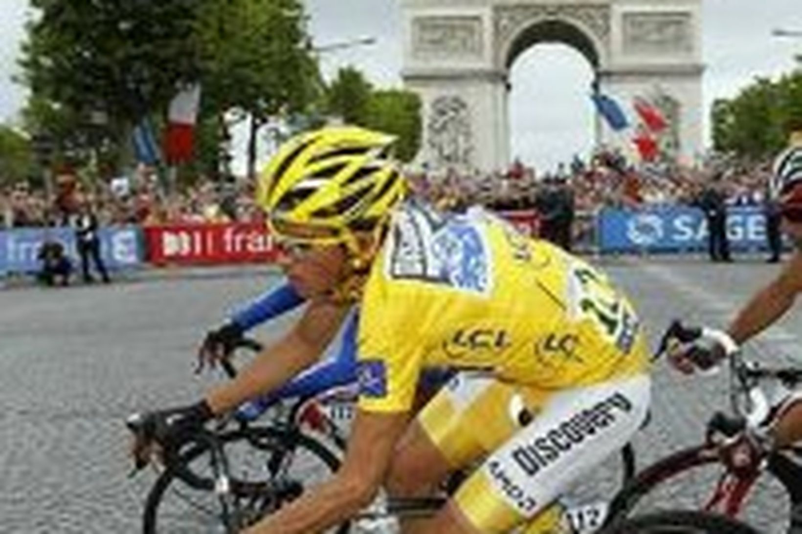 Contador, í gulu skyrtunni, í París í dag.