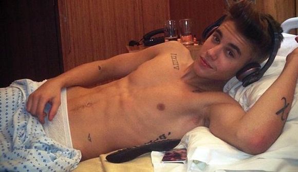 Bieber örmagna á sviði (myndskeið)