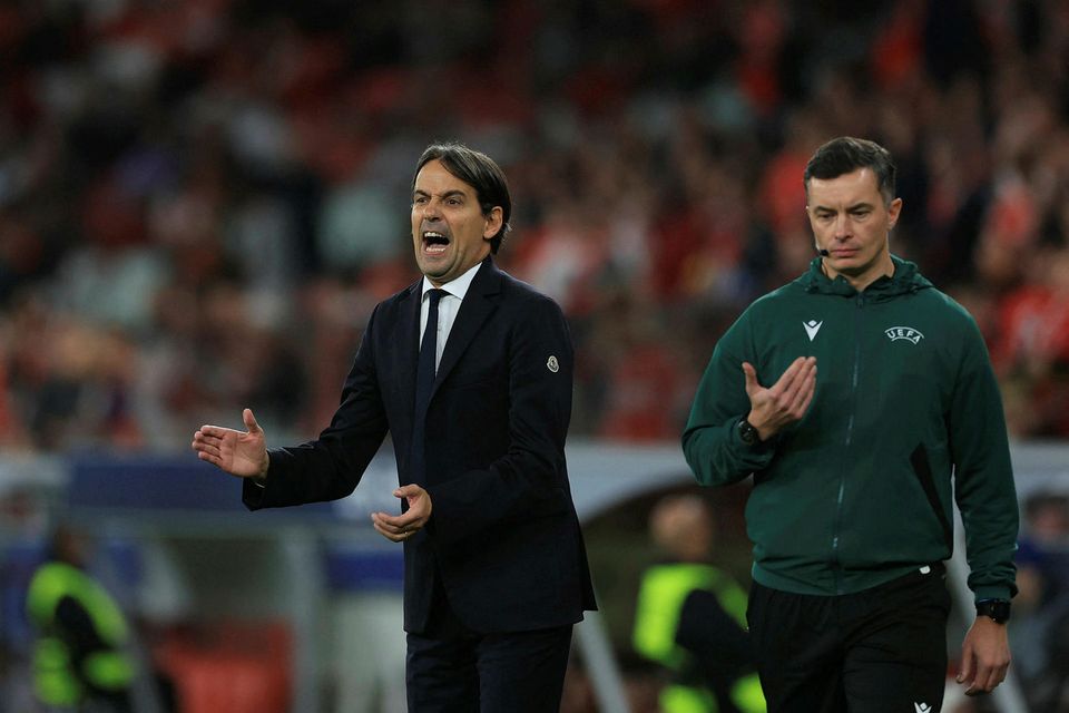 Simone Inzaghi blæs sínum mönnum í Inter byr í brjóst af hliðarlínunni.