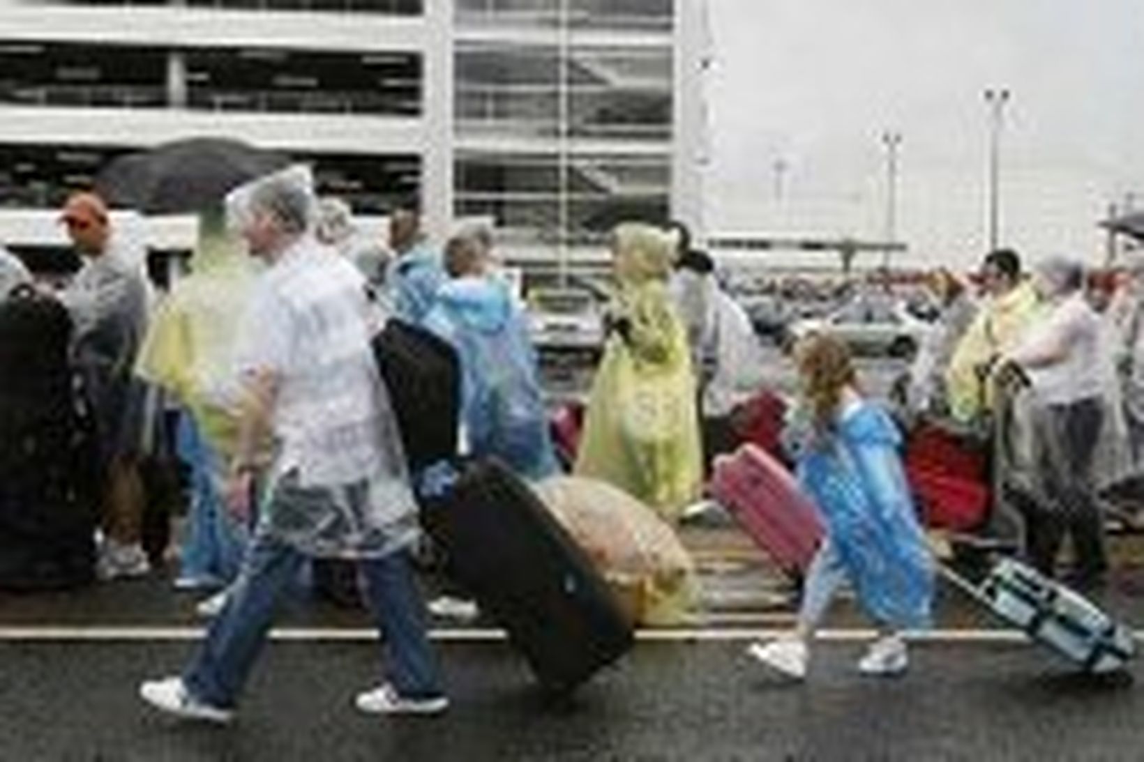 Farþegar í röðum á Glasgow-flugvelli í dag.