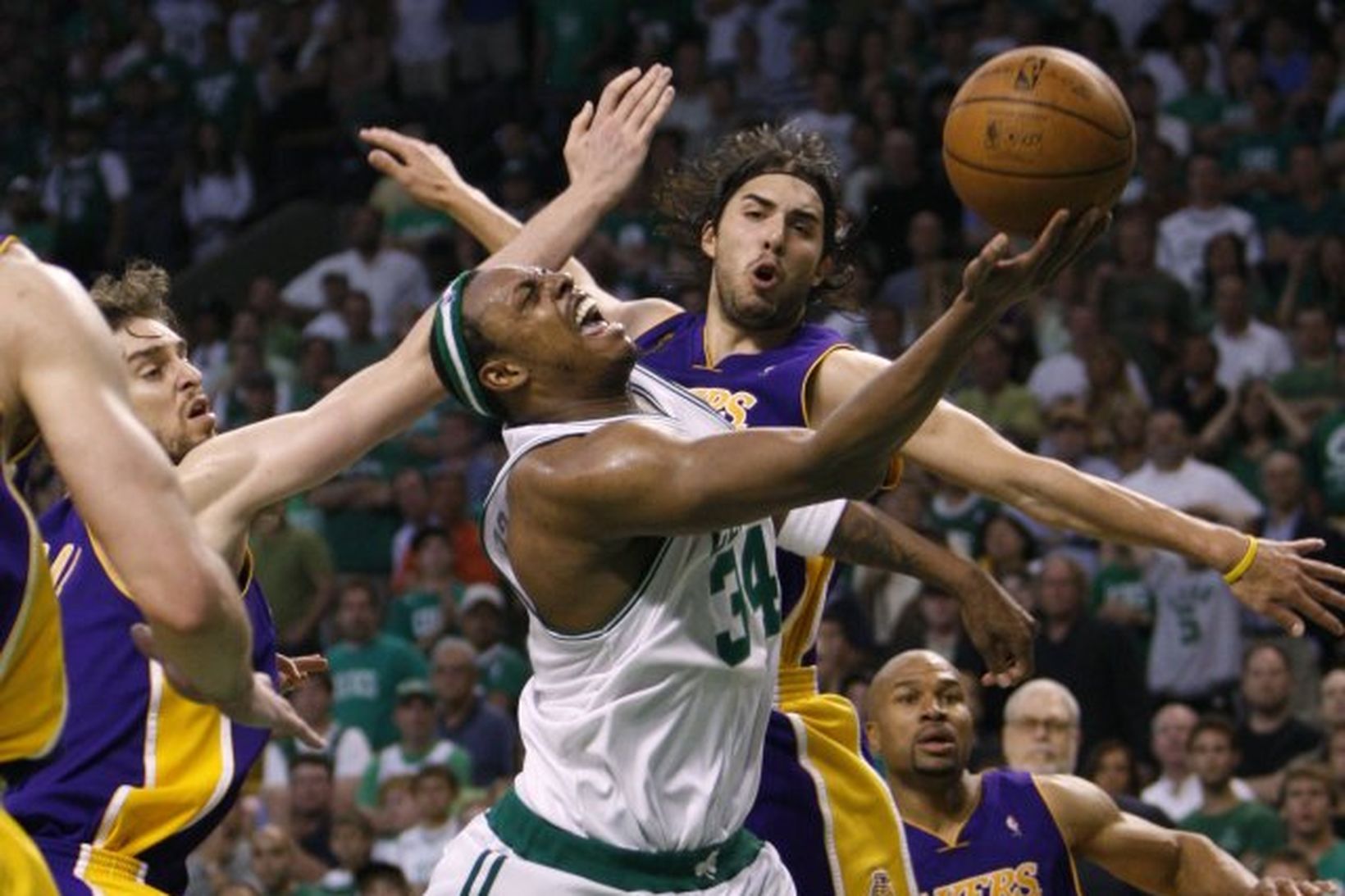 Pau Gasol og Sasha Vujacic brjóta á Paul Pierce 22 …