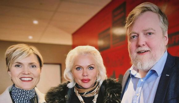 Segir Kristrúnu og Sigmund hafa beðið um mynd