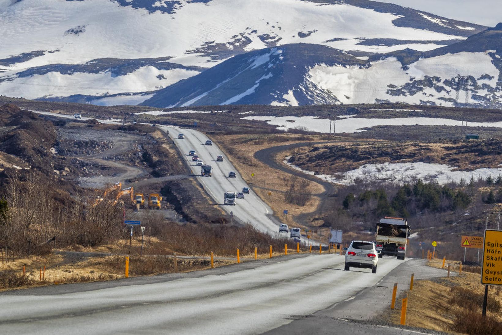 Vinnuvélar sem notaðar voru við lagningu nýrrar akreinar Suðurlandsvegar, norðan …