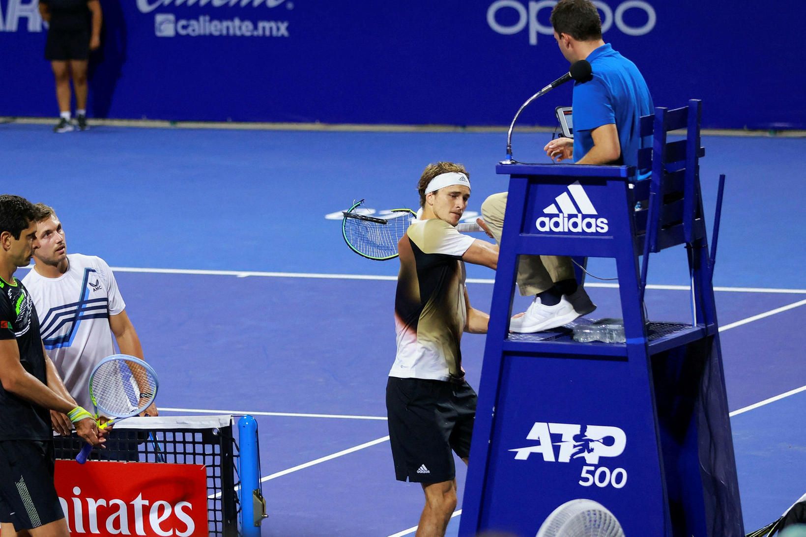 Alexander Zverev barði tennisspaða sínum ítrekað í stól dómarans.