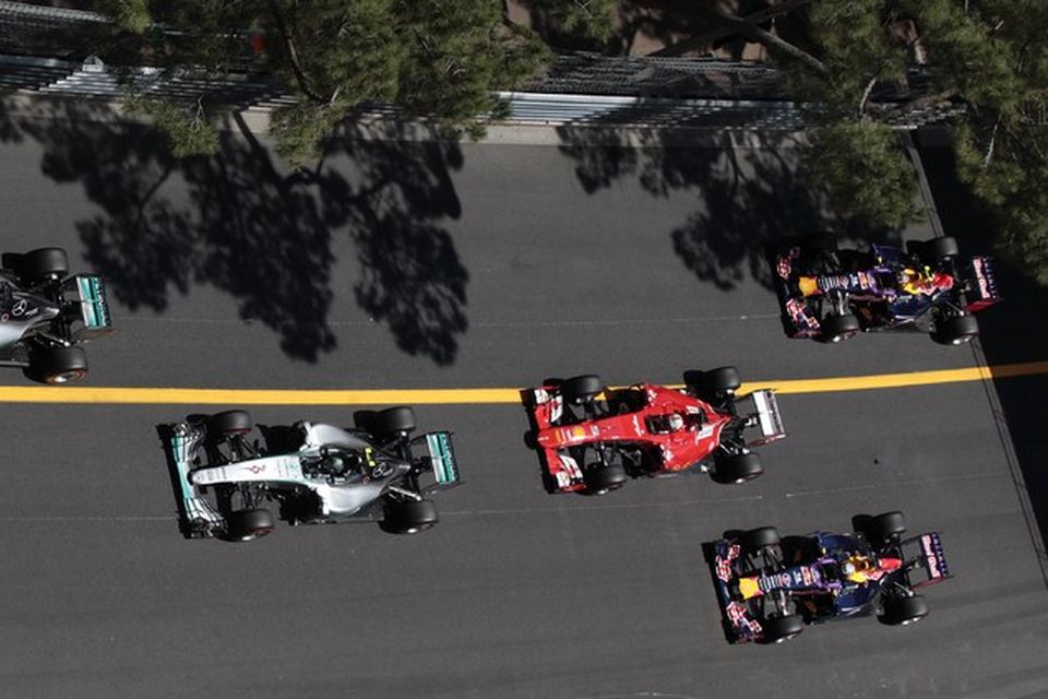 Lewis Hamilton fremstur, Nico Rosberg annar, Sebastian Vettel þriðji, Daniel Ricciardo fjórði og Daniil Kvyat …