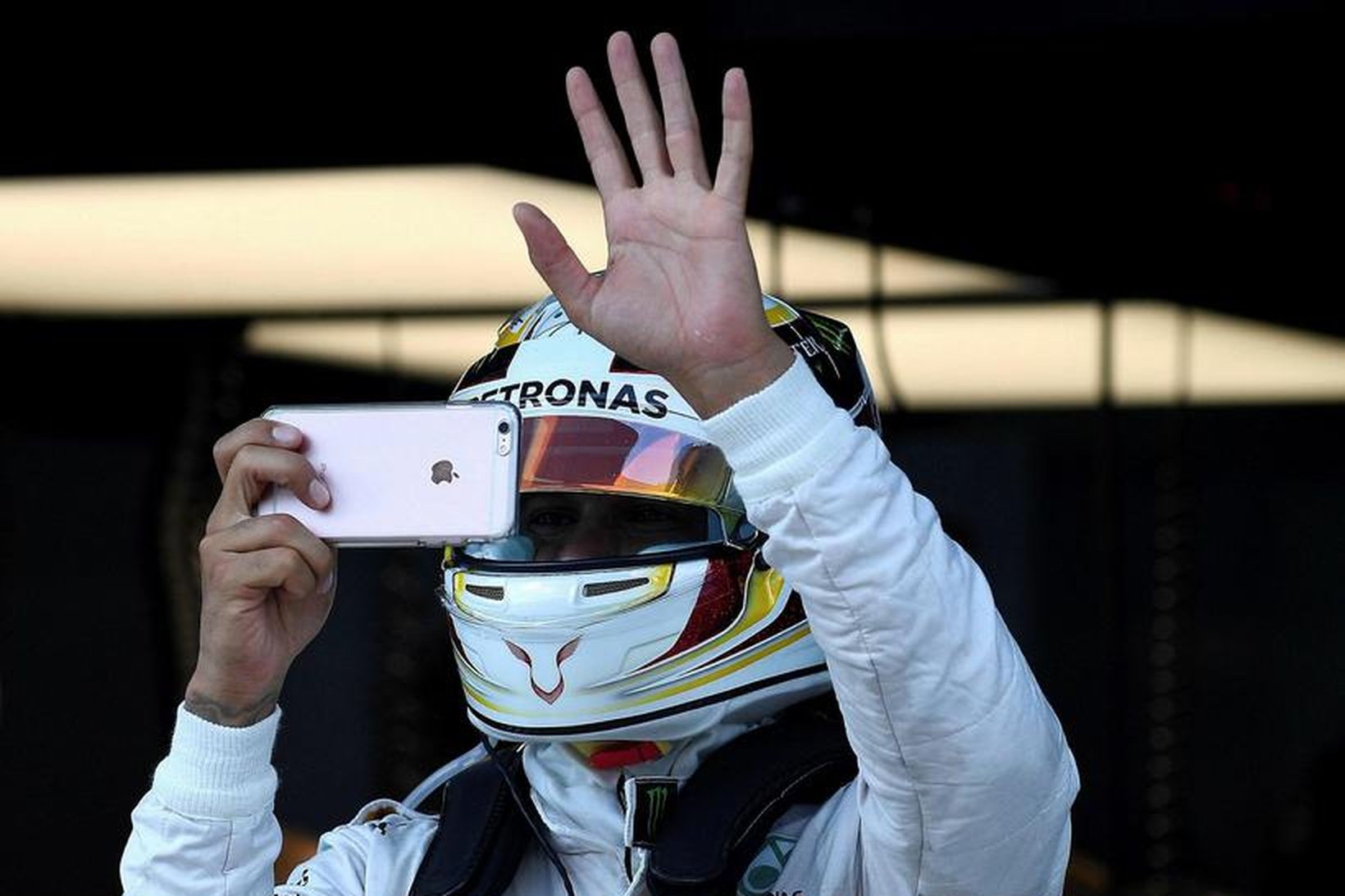 Lewis Hamilton veifar er hann tekur sjálfsmynd af sér eftir …