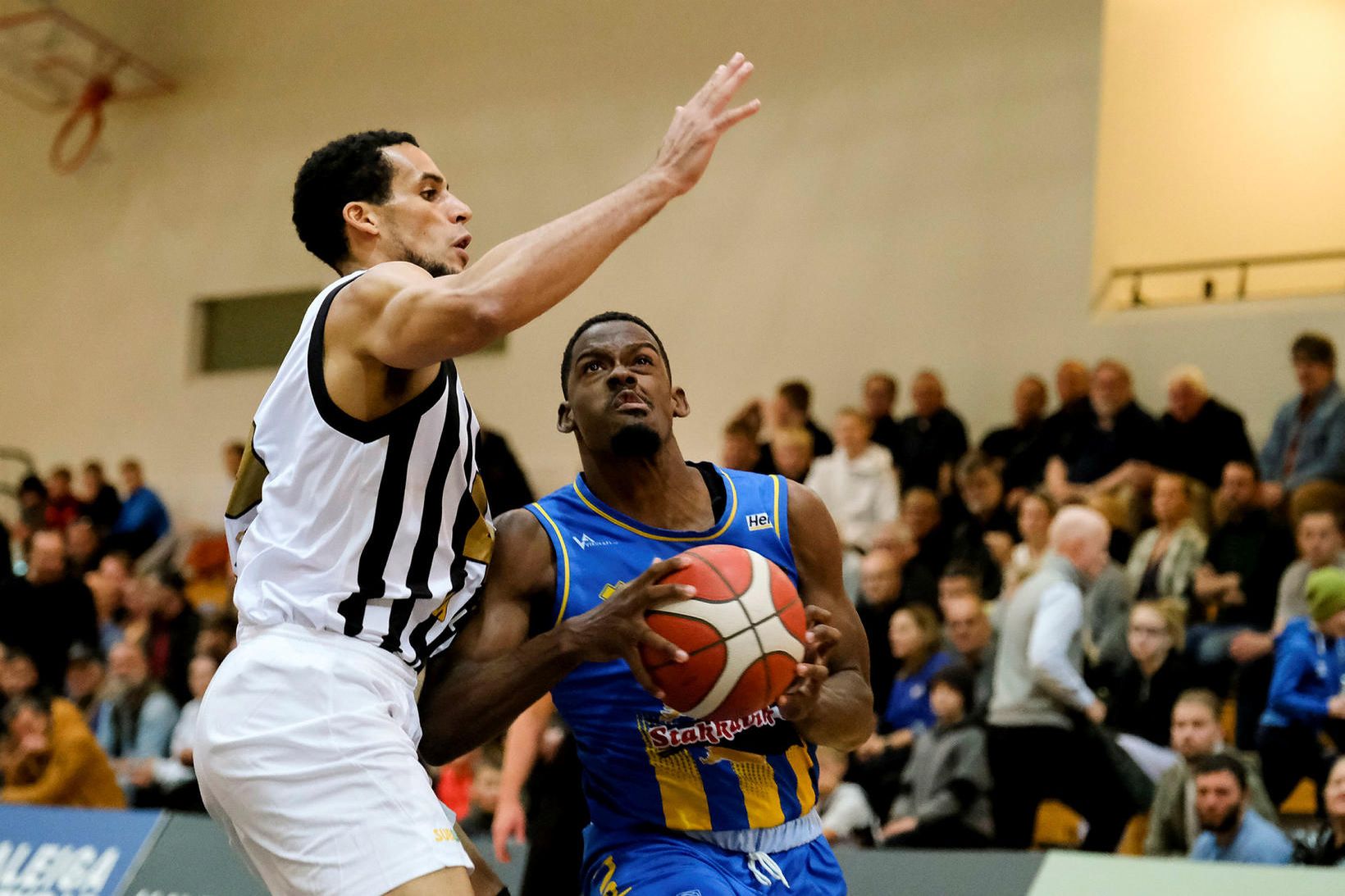 Jordan Semple (t.v.) skoraði 15 stig fyrir KR gegn KR …
