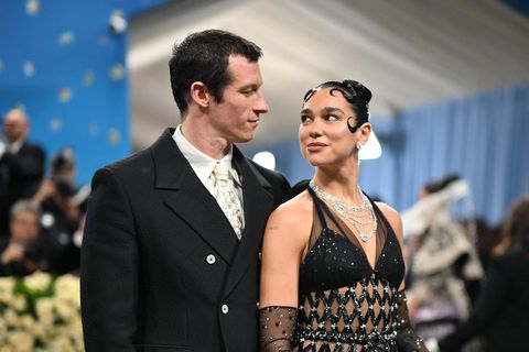Callum Turner og Dua Lipa eru trúlofuð.