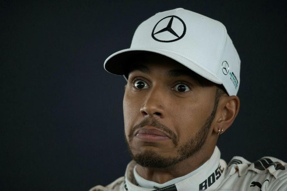 Lewis Hamilton ræðir við blaðamenn á frumsýndingu 2017-bíls Mercedes.
