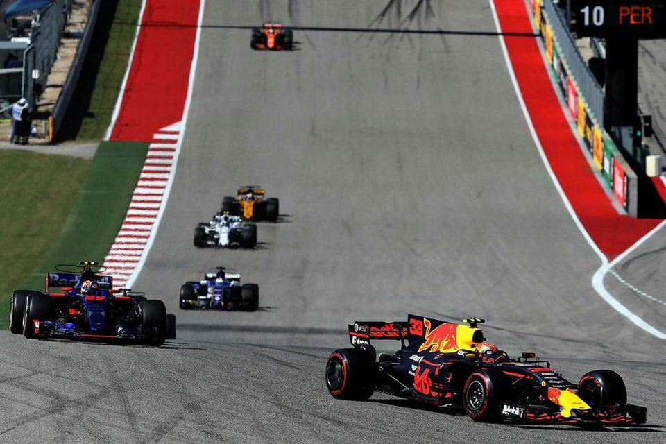 Daniil Kvyat rétt á eftir Max Verstappen í bandaríska kappakstrinum í Austin.