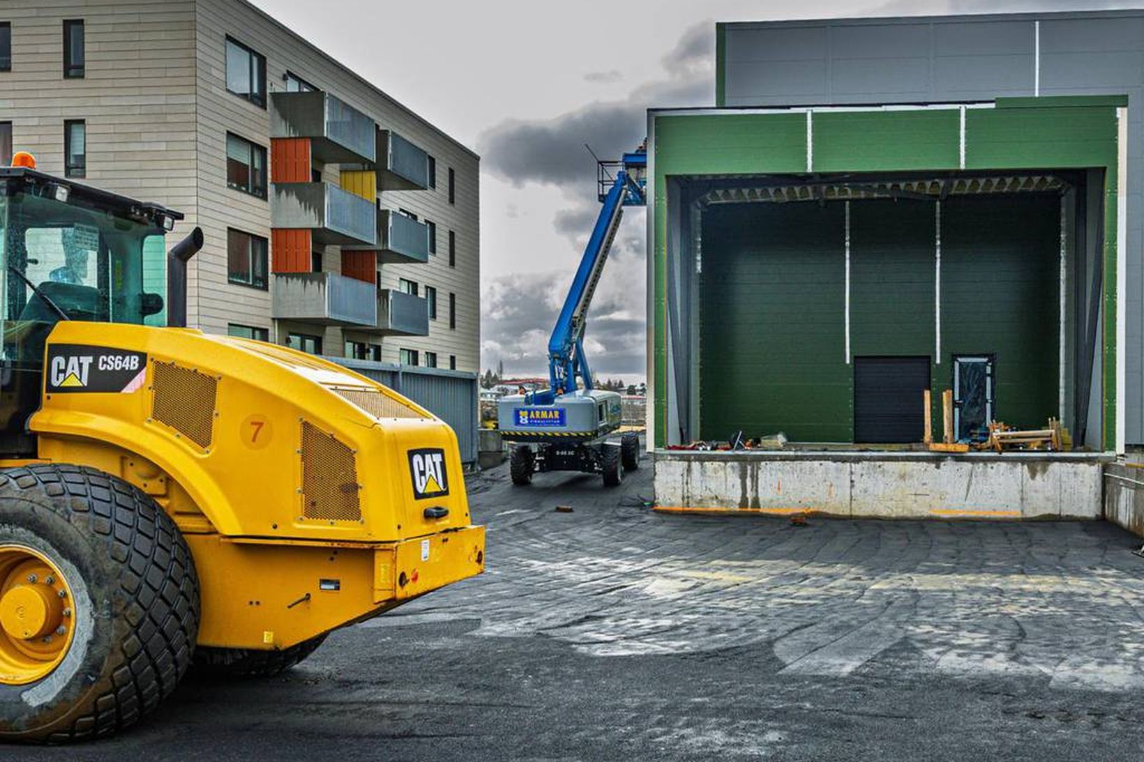 Kjötvinnslan var stöðvuð á meðan húsið var klárað.