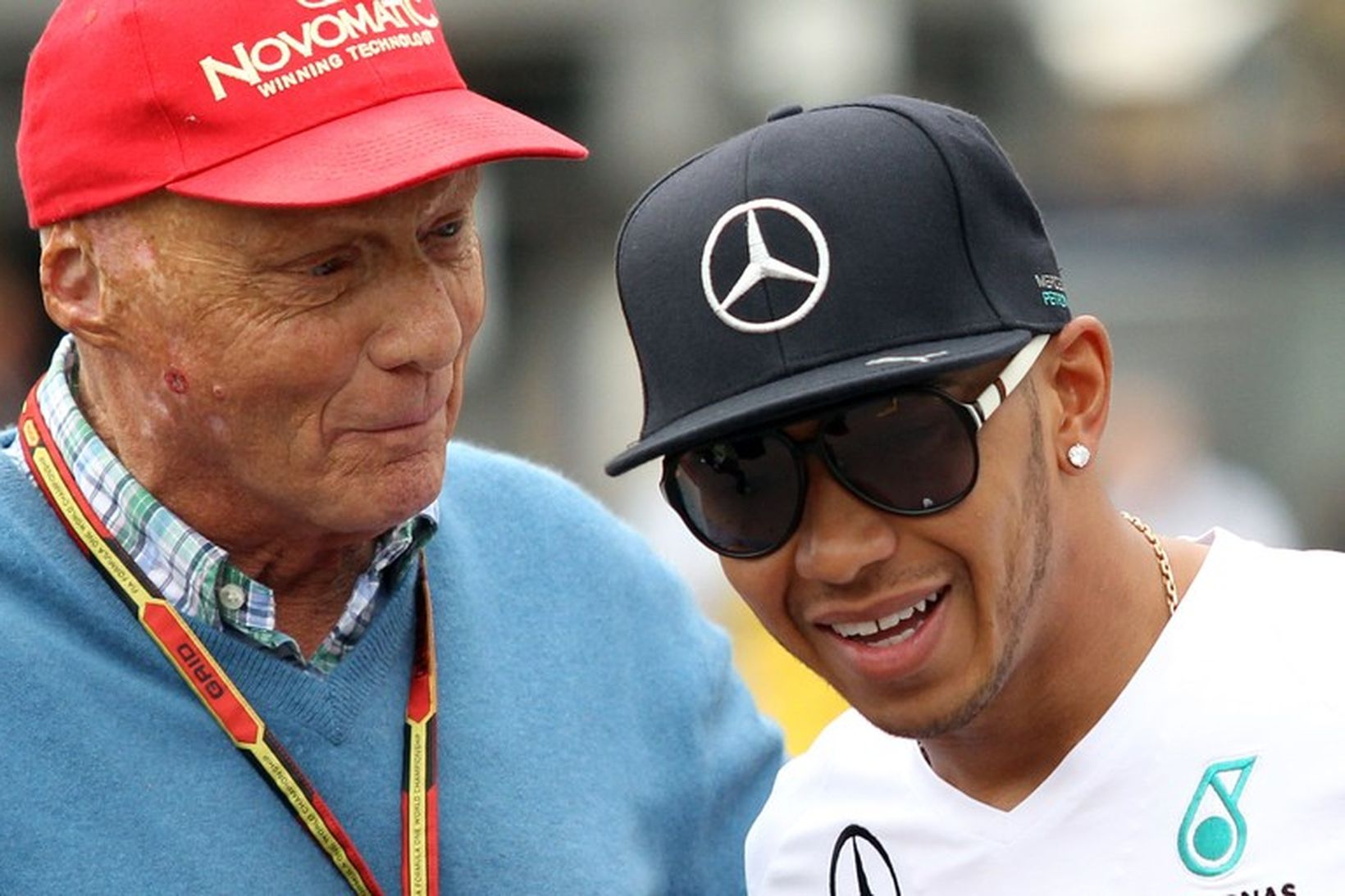 Niki Lauda stendur með Hamilton í þrætunni um liðsfyrirmæli Mercedes.