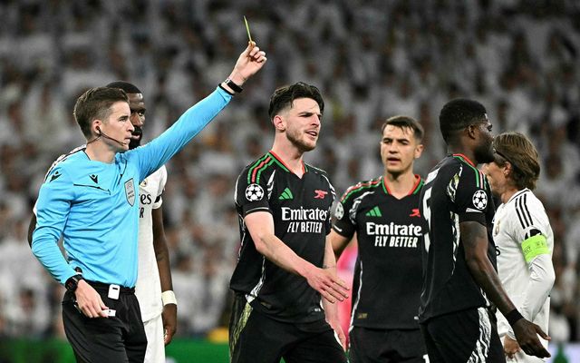 Thomas Partey, lengst til hægri, fékk gult spjald fyrir að sparka boltanum í burtu.