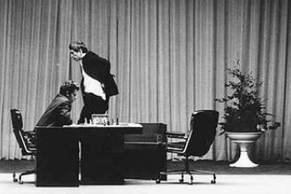 Fischer stikar um á sviði Laugardalshallar árið 1972