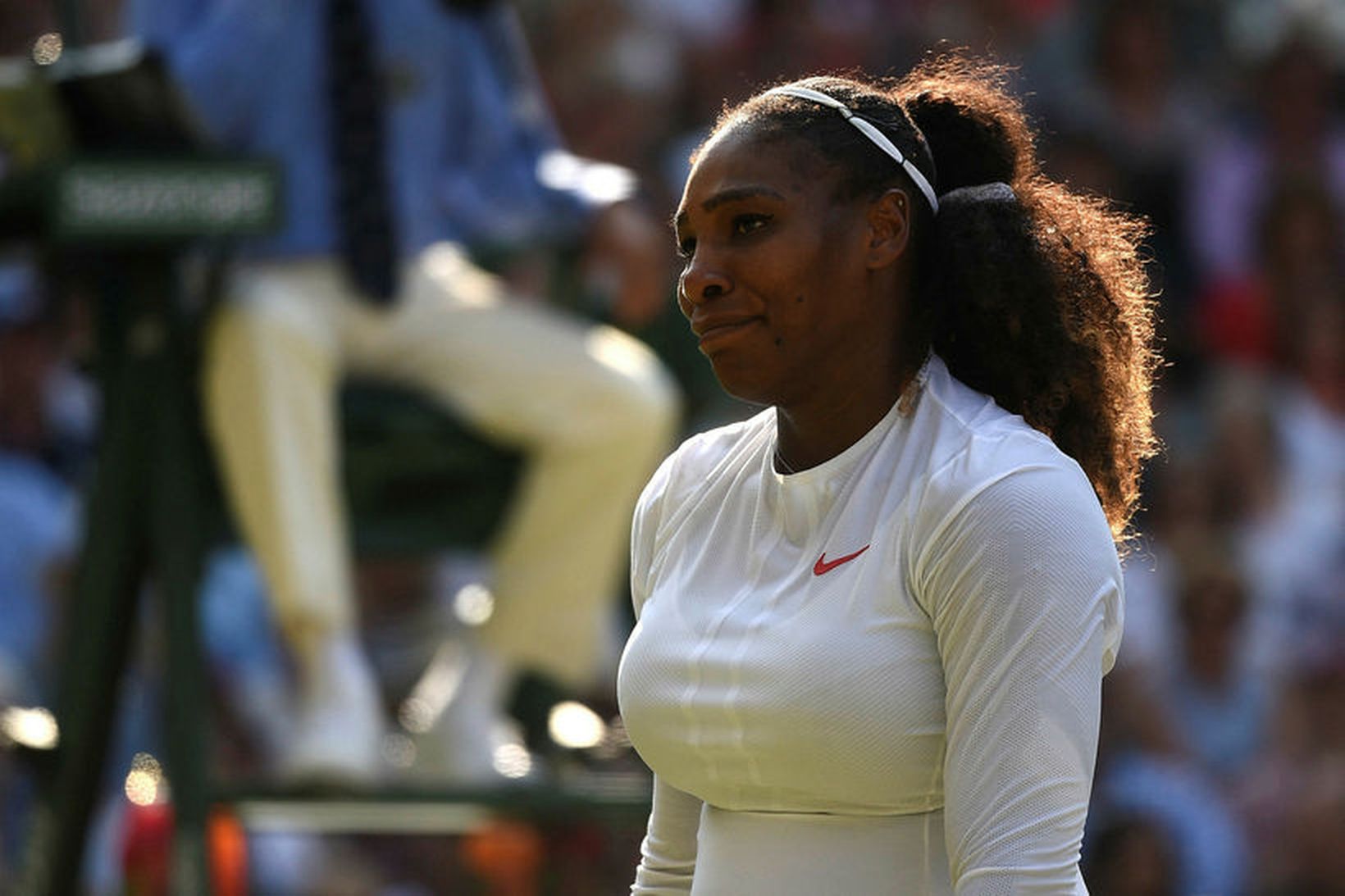 Serena Williams á tennisvellinum á sunnudag þar sem hún beið …