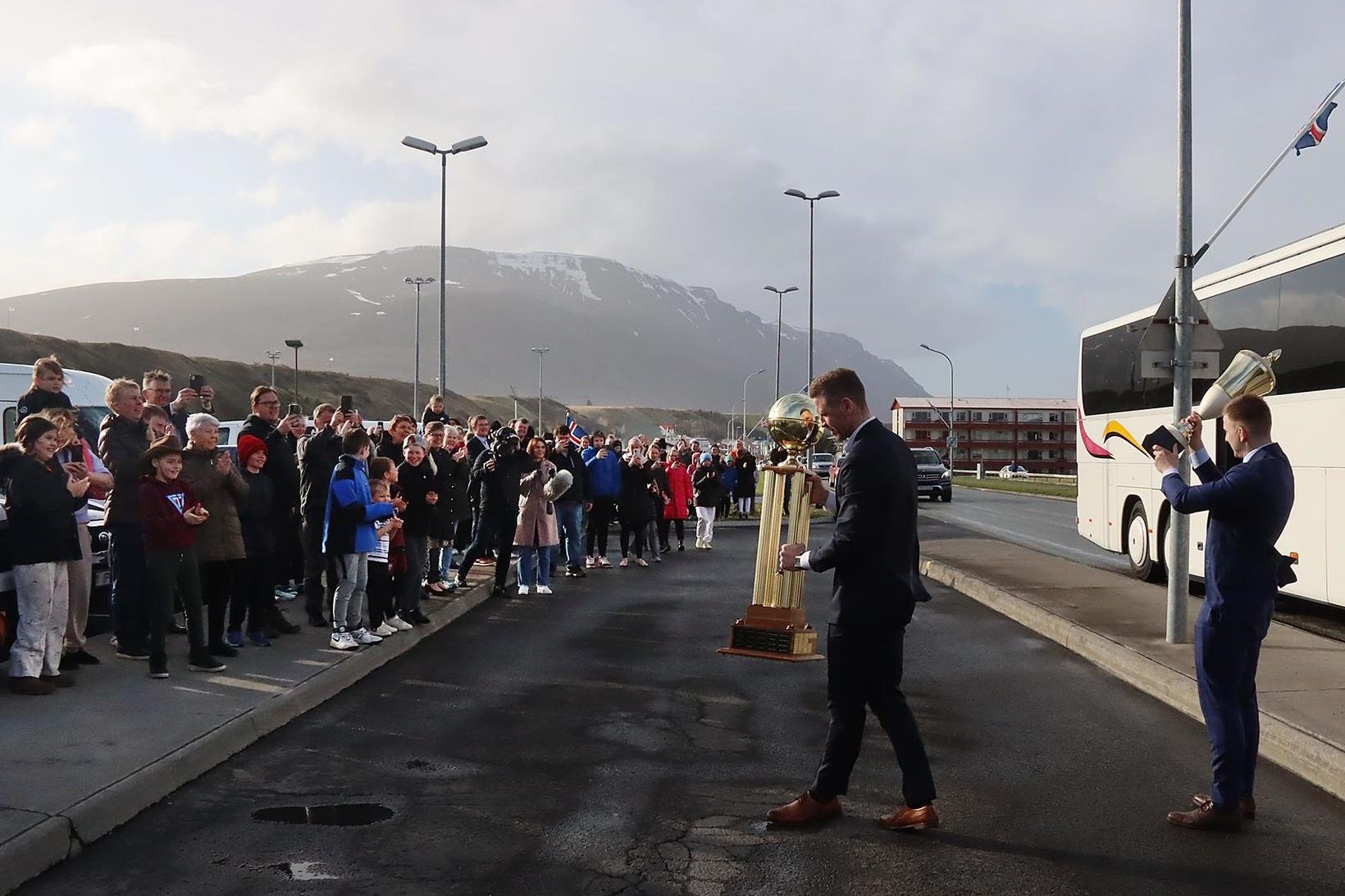 Helga Rafni Viggóssyni, fyrirliða nýkrýndra Íslandsmeistara Tindastóls, var vel fagnað …