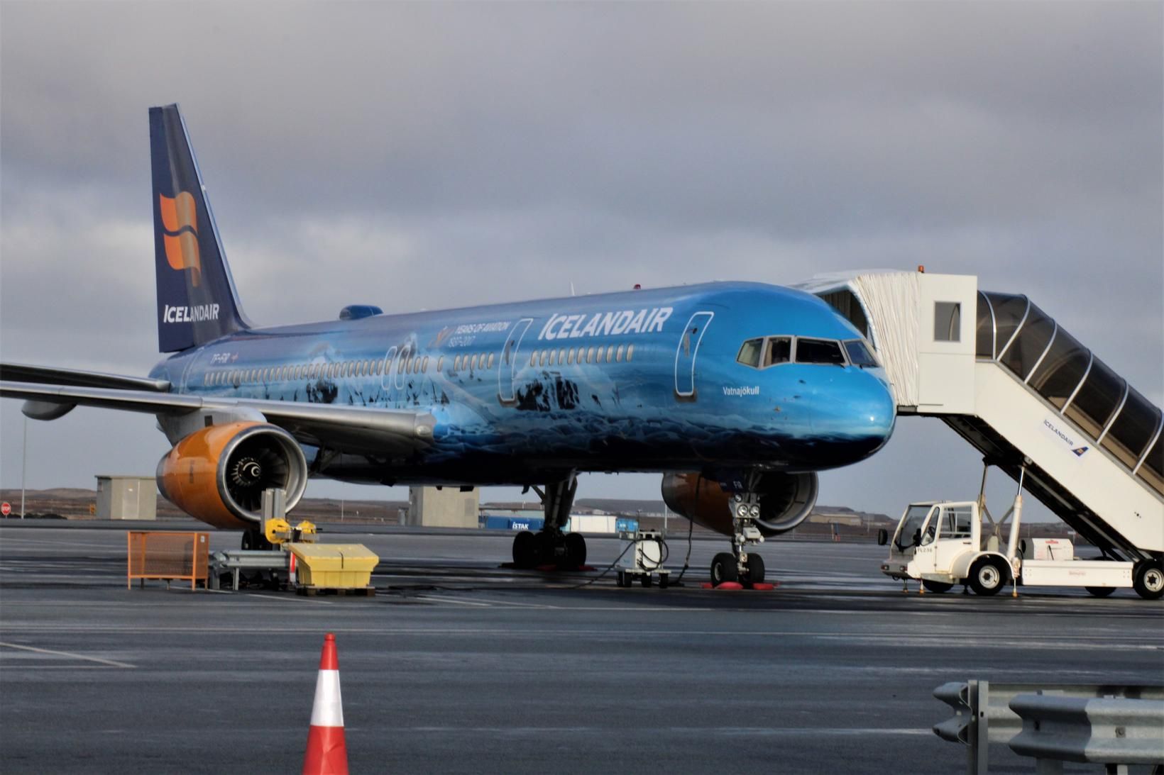 Stigabíll keyrði á flugvél Icelandair á Frankfurt flugvelli.