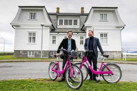 Dagur B. Eggertsson, Mayor of Reykjavik, and Skúli Mogensen, managing director of WOW air. .