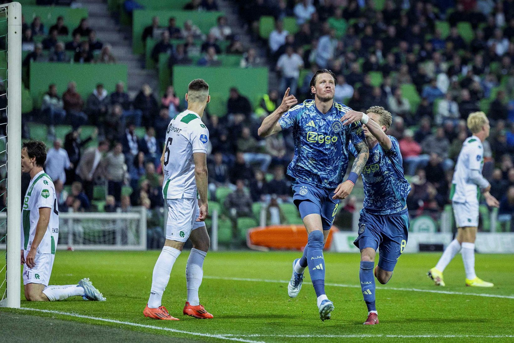 Wout Weghorst fagnar eftir að hafa skorað fyrir Ajax í …