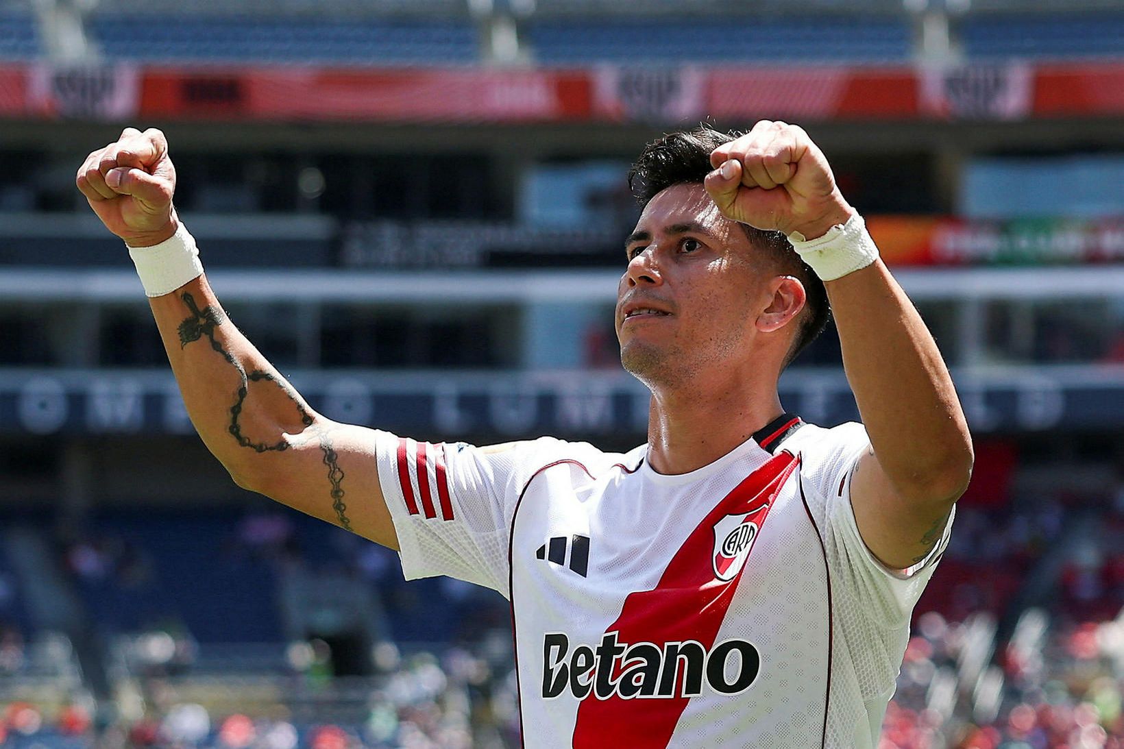 Maximiliano Meza fagnar marki sínu.
