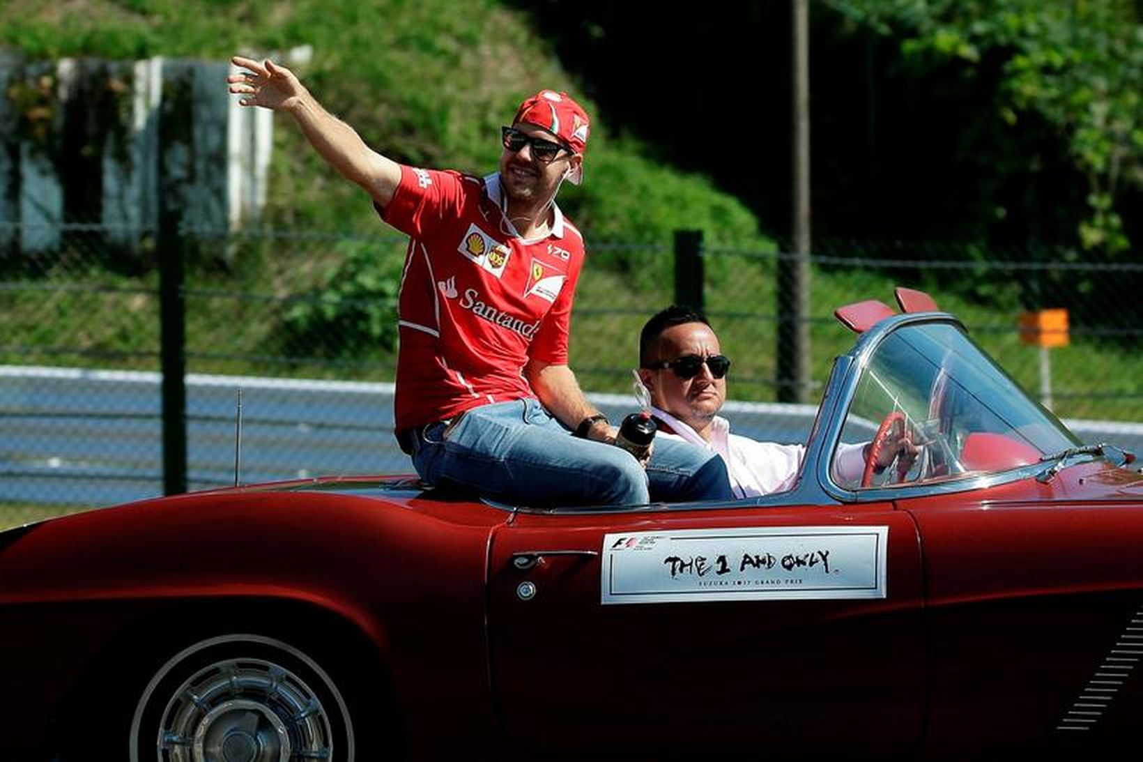 Sebastian Vettel veifar áhorfendum í Suzuka á heiðurshring ökumannanna.