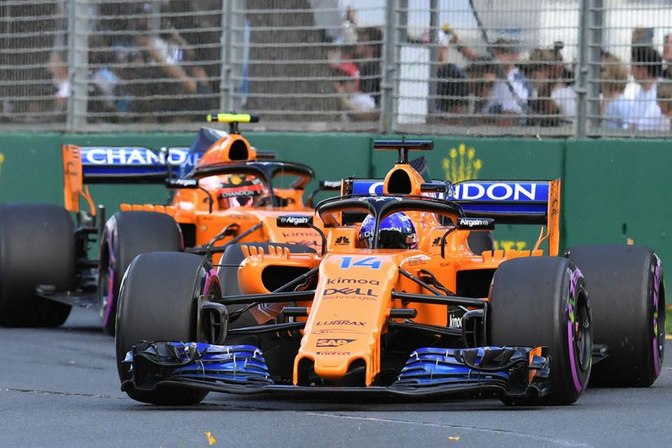 Báðir bílar McLaren komu í mark í stigasæti í Melbourne. Hér fer Fernando Alonso á …
