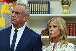 Robert F. Kennedy Jr. ásamt eiginkonu sinni Cheryl Hines þar sem þau hlusta á ræðu …