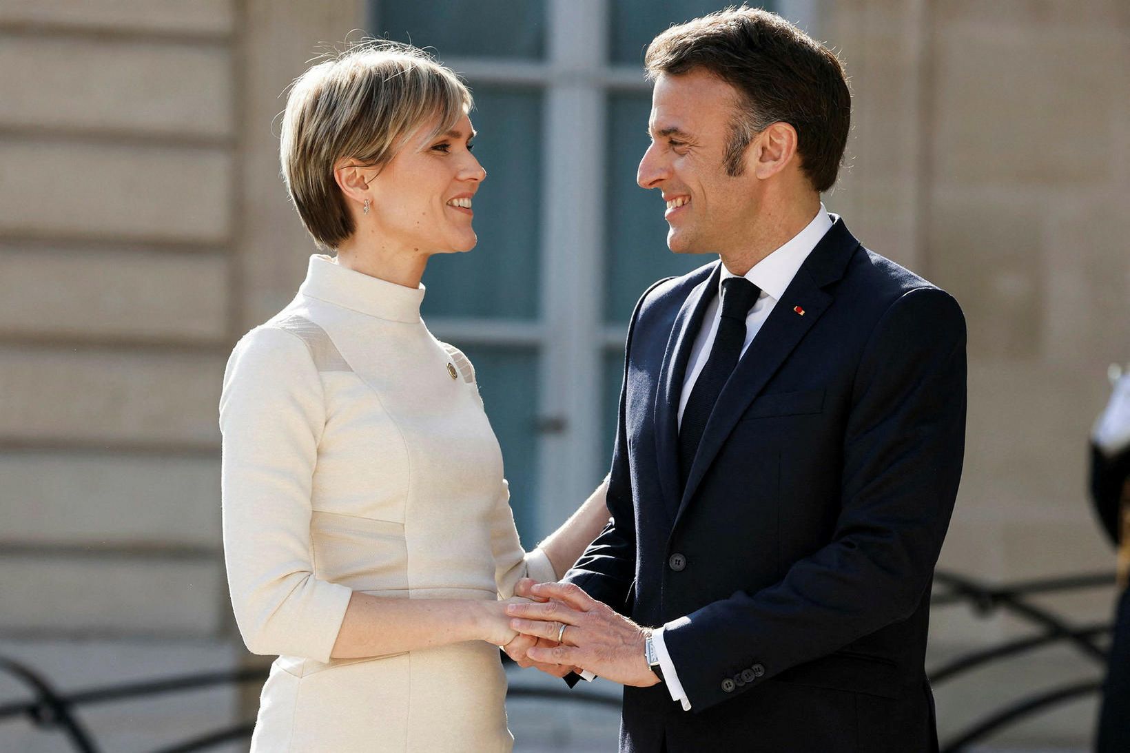 Kristrún Frostadóttir forsætisráðherra heilsar hér Emmanuel Macron, forseta Frakklands.