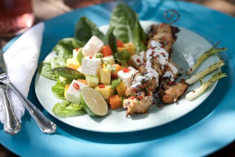 Girnileg grillspjót með satay-kjúkling borin fram í sumarlegu salti með jógúrtsósu.