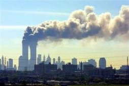 Reyk leggur frá turnum World Trade Center í New York skömmu eftir árásirnar 11. september …