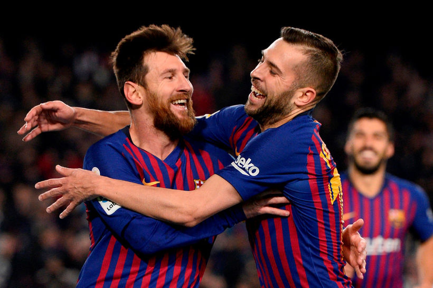 Jordi Alba fagnar með Lionel Messi í treyju Barcelona.