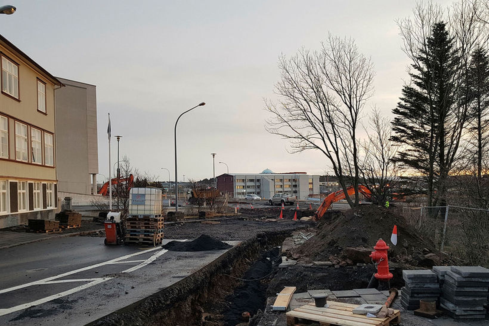 Gatnamótin eru lokuð tímabundið.