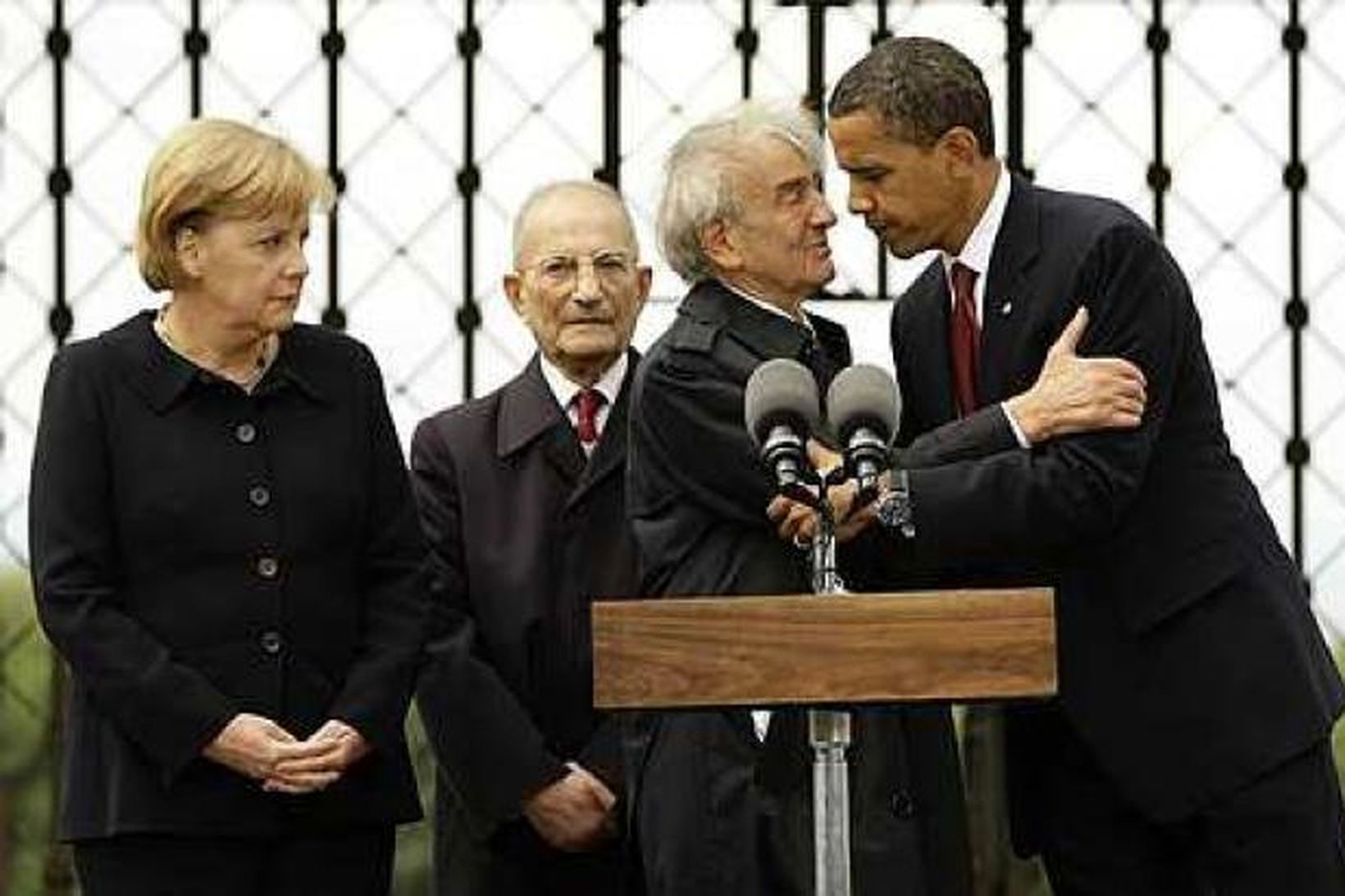 Barack Obama Bandaríkjaforseti með Elie Wiesel og Angelu Merkel, kanslars …