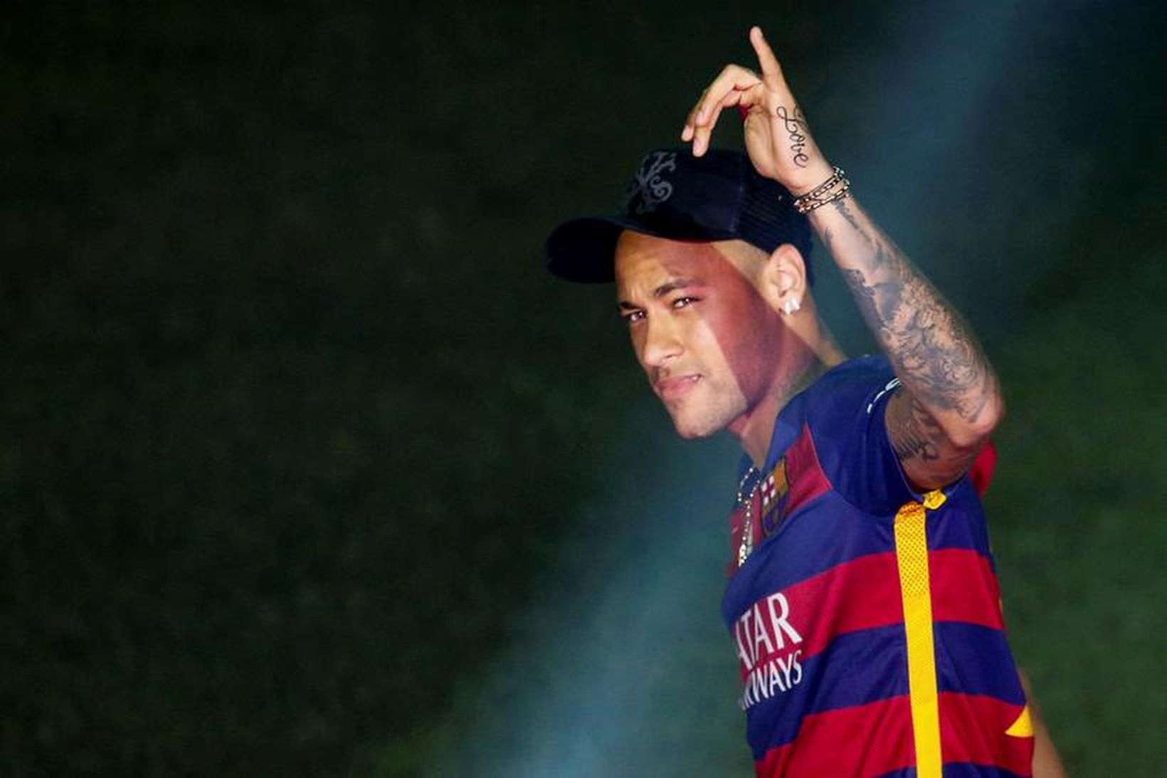 Neymar verður áfram hjá Barcelona.