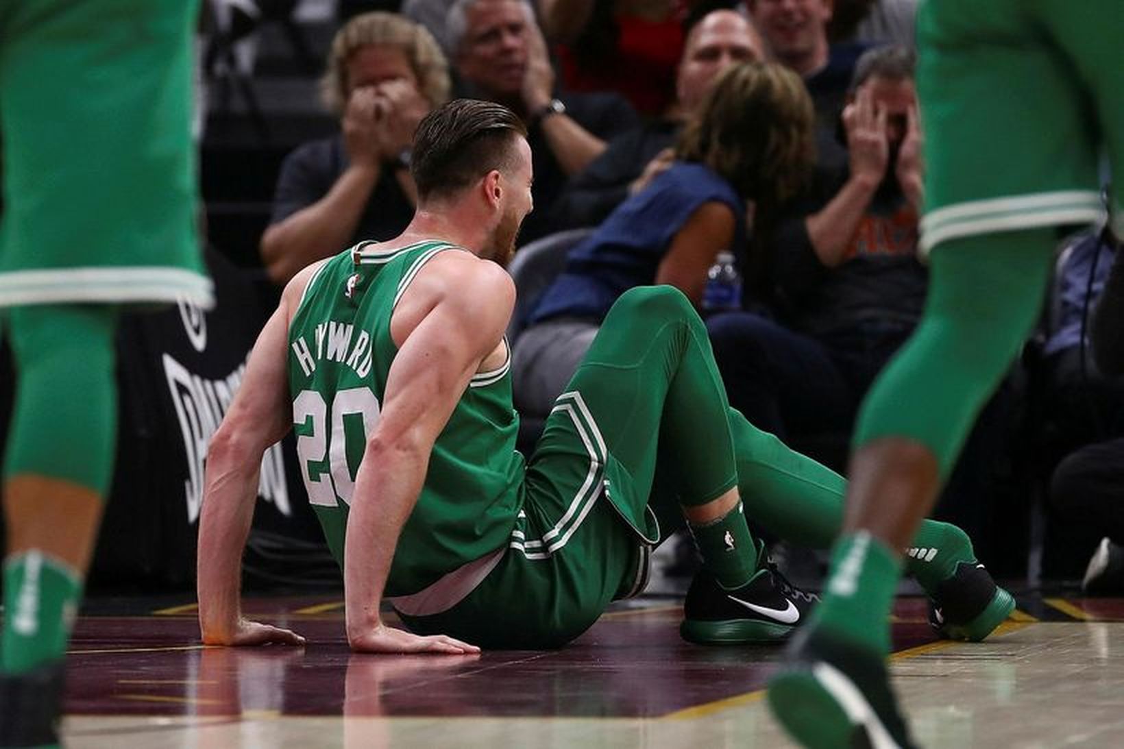 Gordon Hayward, leikmaður Boston Celtics, liggur fótbrotinn á vellinum.