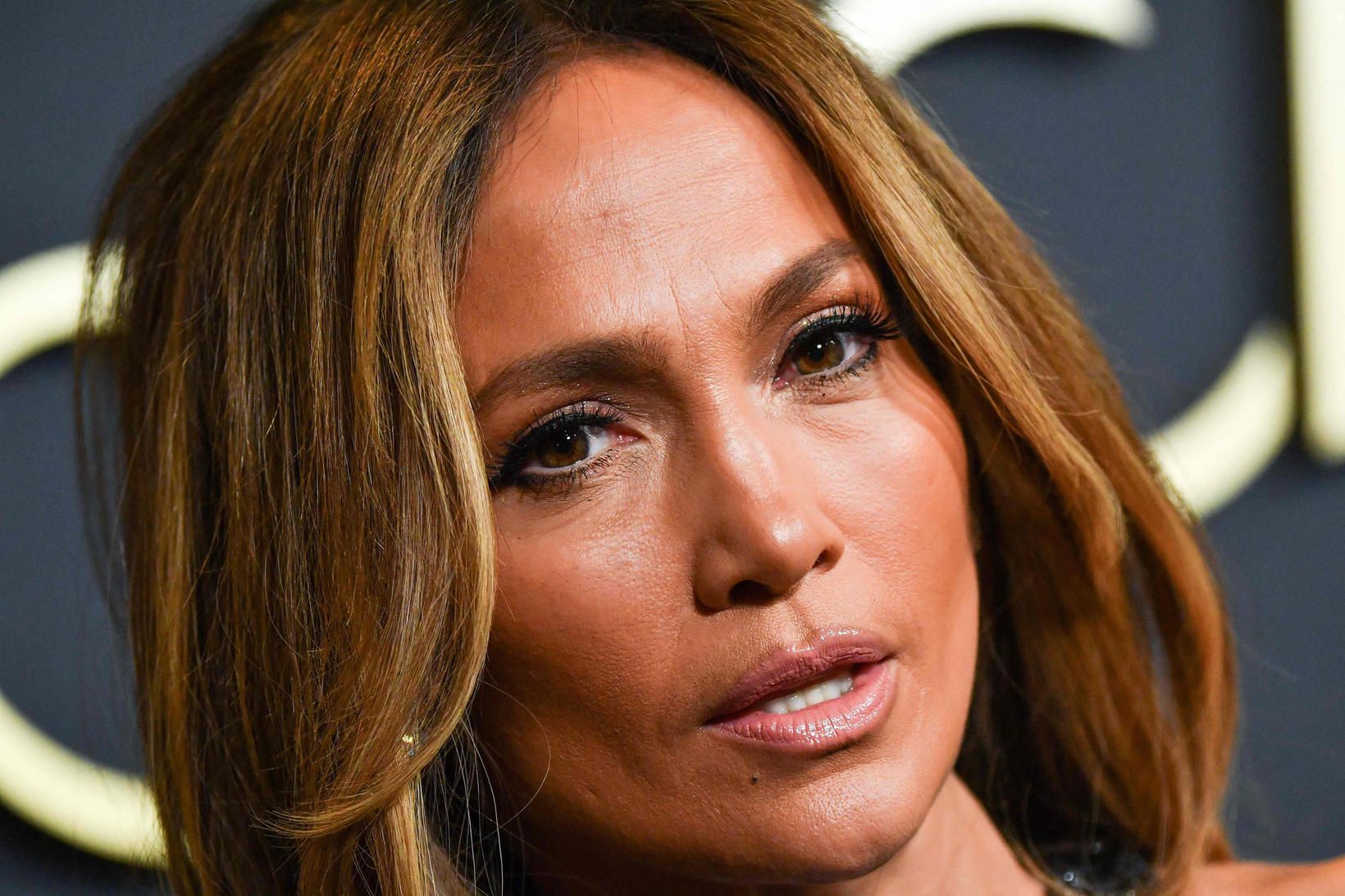 Jennifer Lopez hefur verið kærð vegna ólöglegra myndbirtinga.