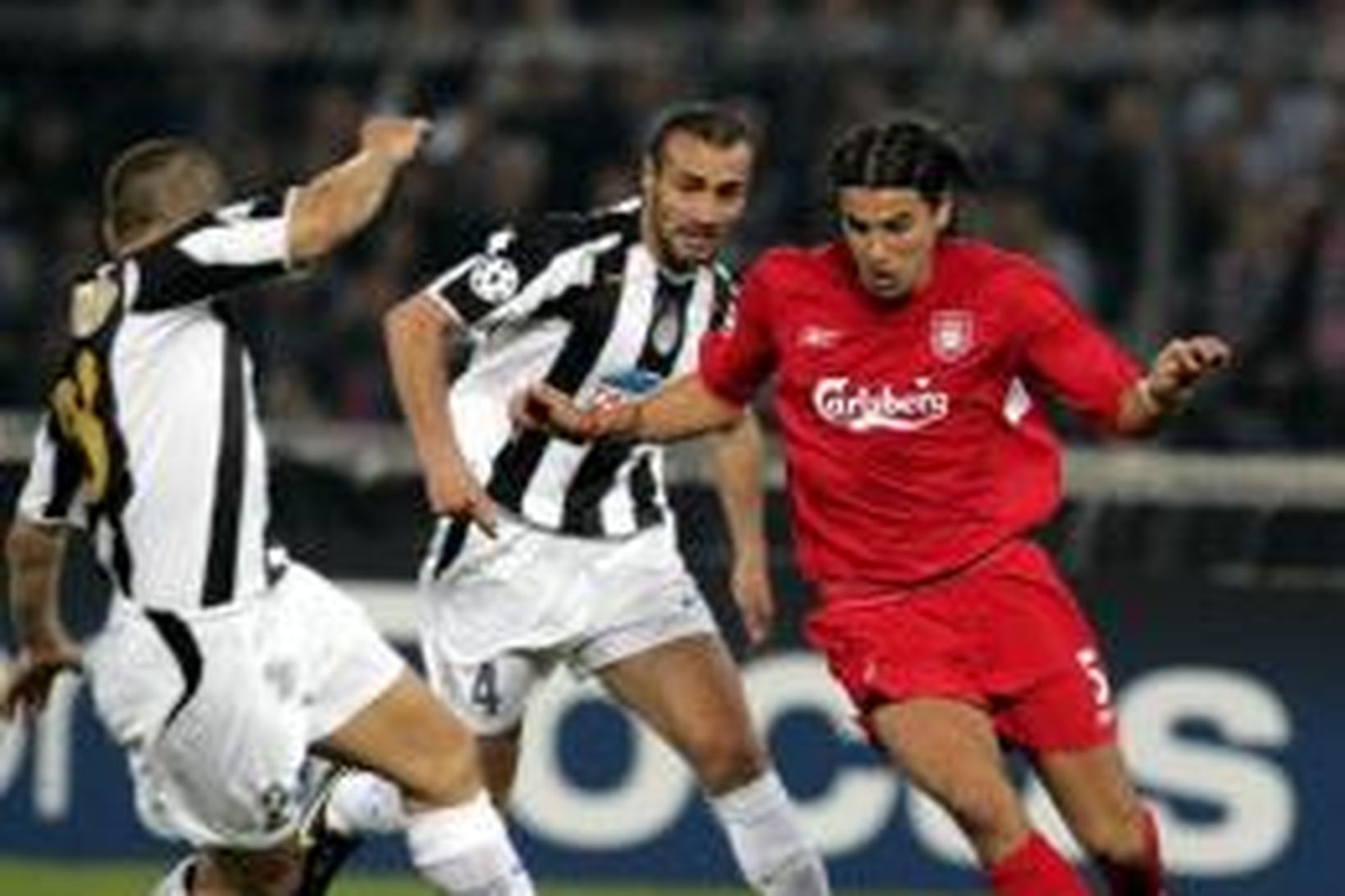 Milan Baros framherji Liverpool í baráttu við Fabio Cannavaro.