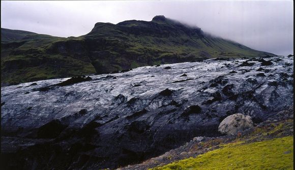 Tugir bíla og rútur við jökulinn