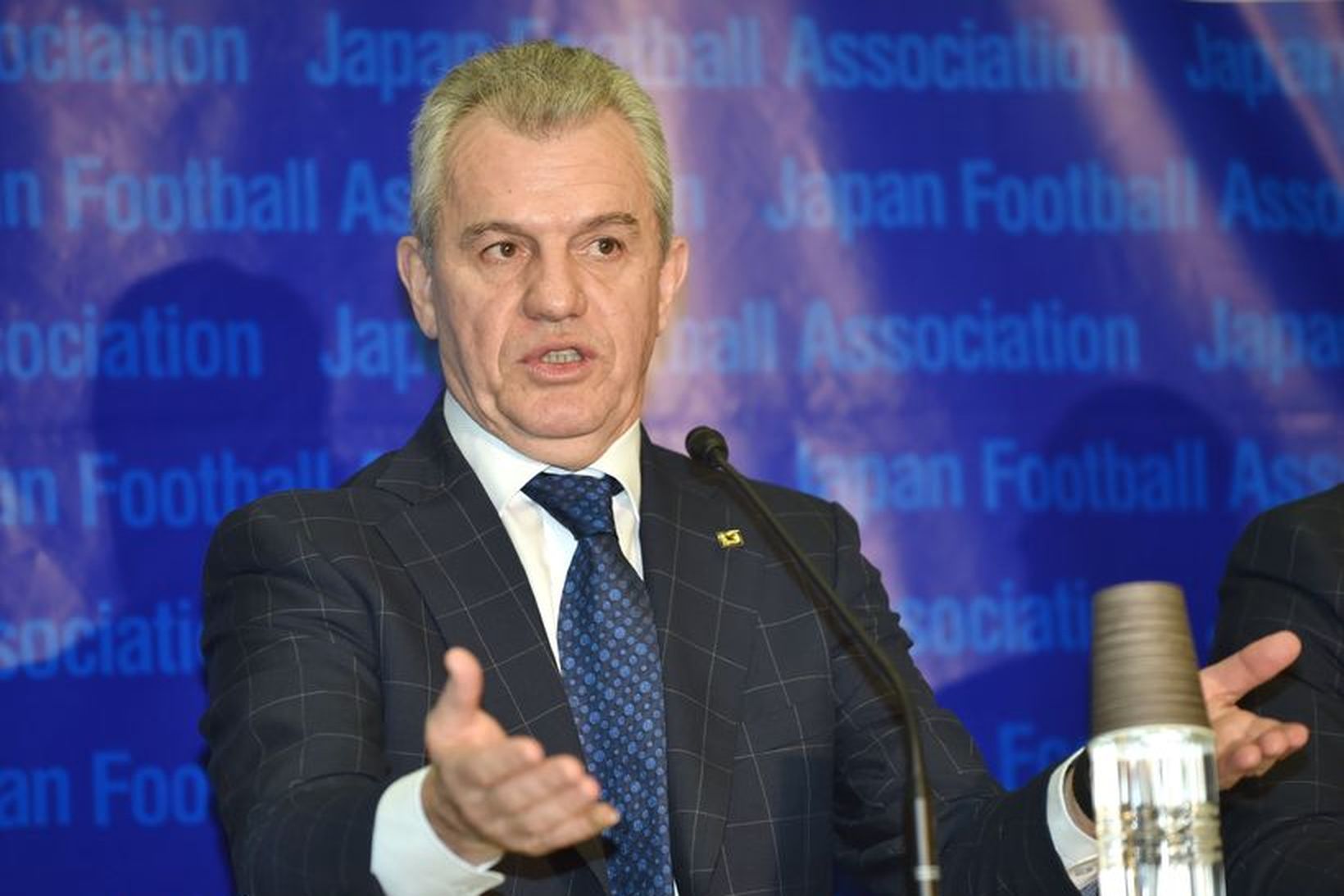 Javier Aguirre á blaðamannafundi í dag þar sem hann neitaði …