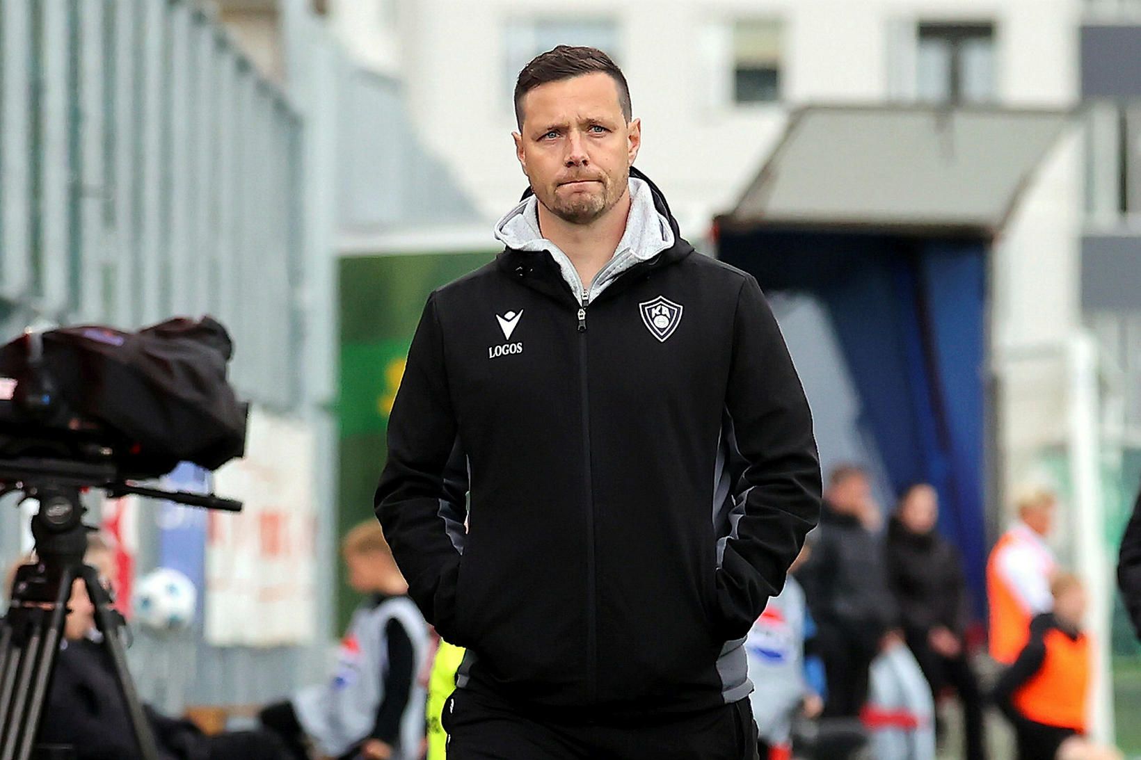 Hallgrímur Jónasson á hliðarlínunni í kvöld.